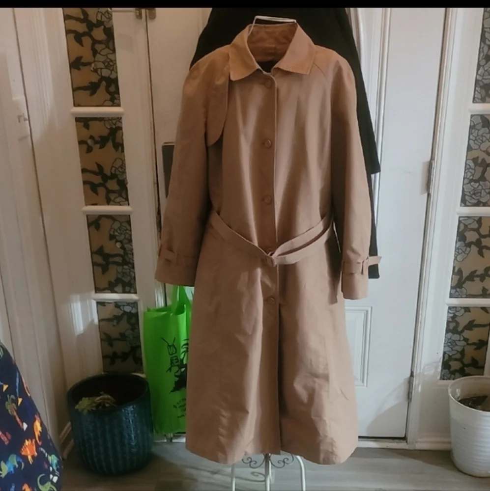 London Fog Tan Trench Coat Versatile Minimalist Design Size 14 Vintage - Picture 1 of 4